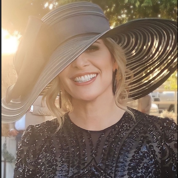 Meet your Posher, Mari - Picture 1 of 1